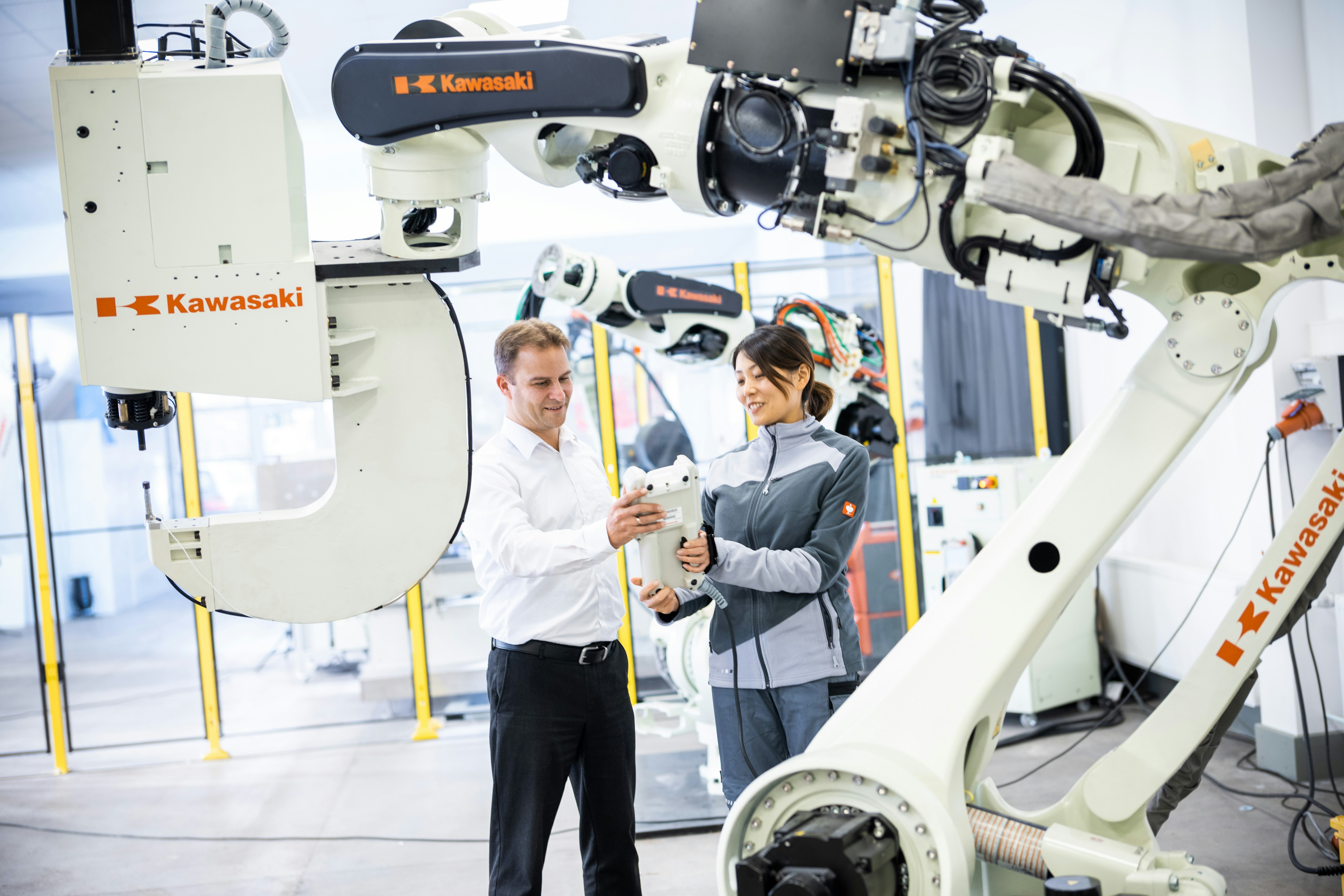 人とロボットが協働する製造現場
